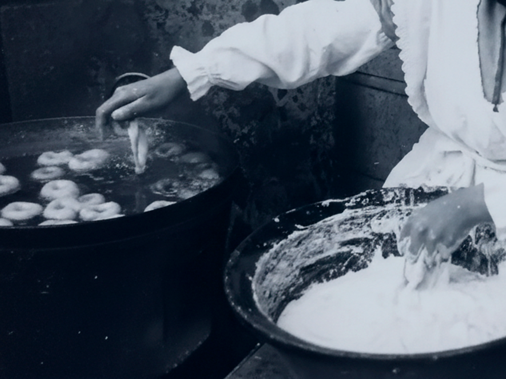 Fotografía antigua de la elaboración tradicional de buñuelos