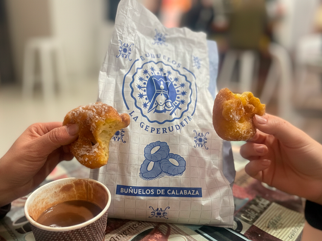 Buñuelos de calabaza de La Geperudeta junto a un vaso de chocolate